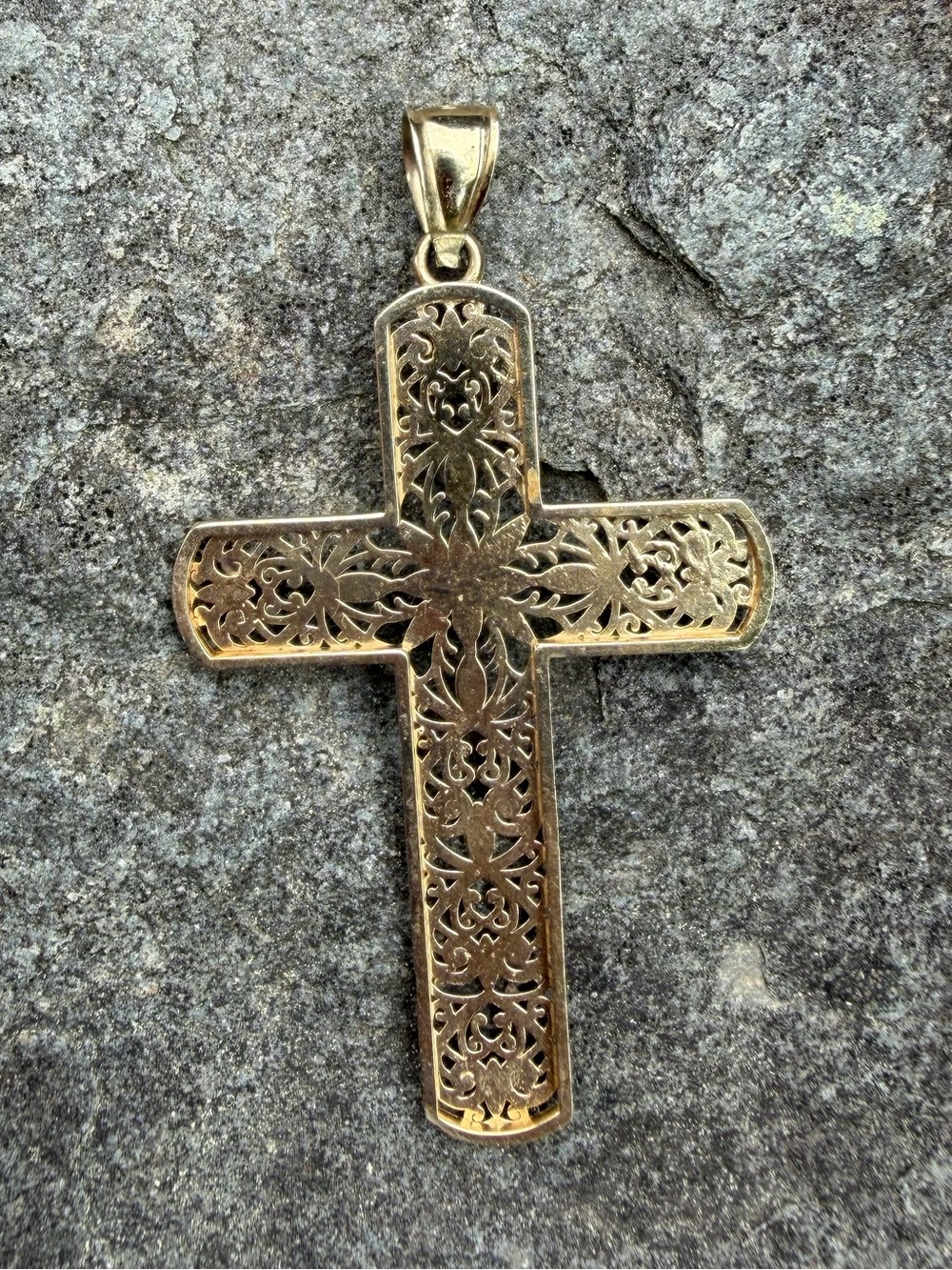 Estate 10 Karat Gold Filigree Cross Pendant 2g - Picture 7 of 10